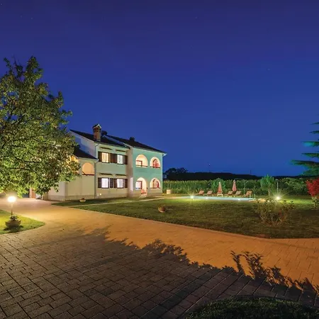 Σπίτι διακοπών 5 Bedroom In Karojba *