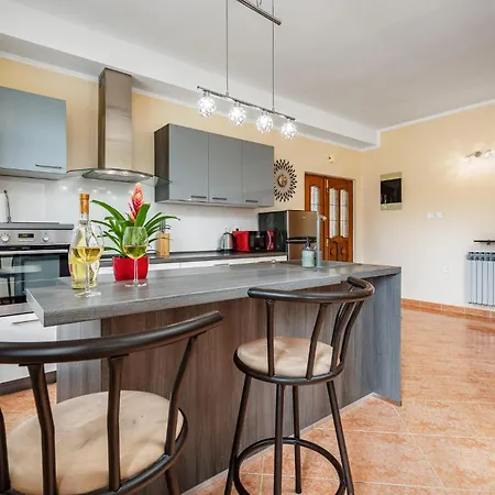 5 Bedroom In Karojba Σπίτι διακοπών *