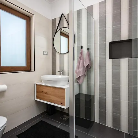 Σπίτι διακοπών 5 Bedroom In Karojba