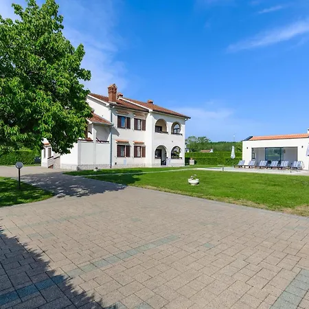 5 Bedroom In Karojba