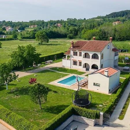 Σπίτι διακοπών 5 Bedroom In Karojba