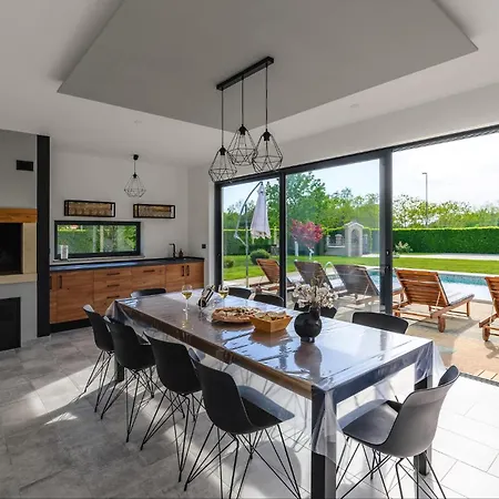 5 Bedroom In Karojba *