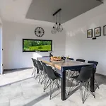 5 Bedroom In