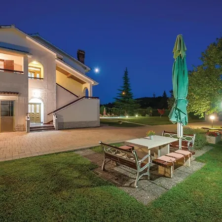 Holiday home 5 Bedroom In Karojba Motovun