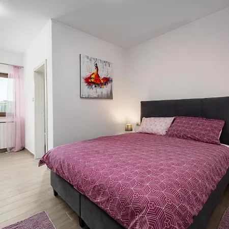 Holiday home 5 Bedroom In Karojba