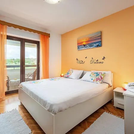 Holiday home 5 Bedroom In Karojba *