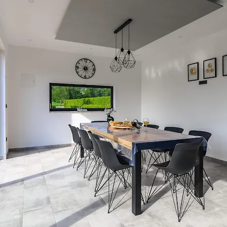 5 Bedroom In Karojba