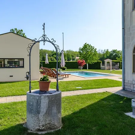 Holiday home 5 Bedroom In Karojba *