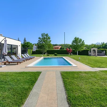 Holiday home 5 Bedroom In Karojba