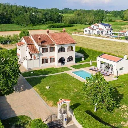 5 Bedroom In Karojba Holiday home *